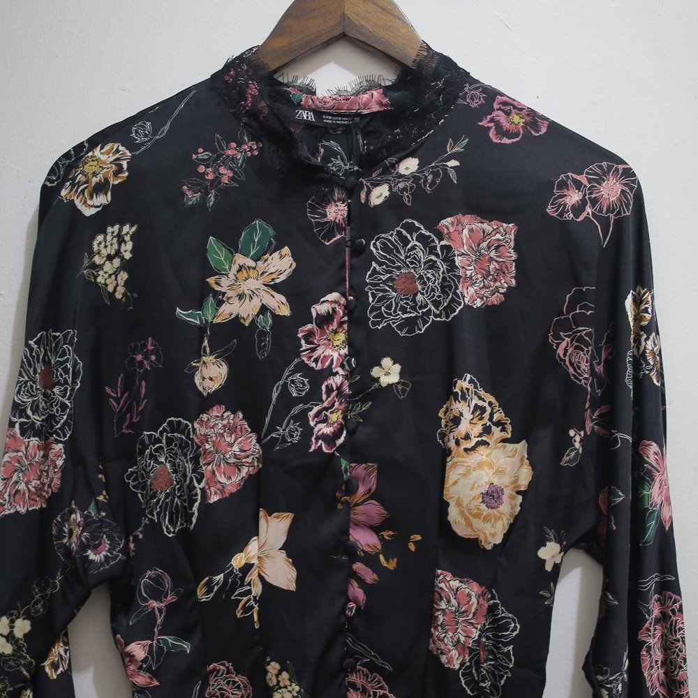 NWT FLORAL PRINT BLACK SATIN EFFECT BLOUSE. - Picture 3 of 11